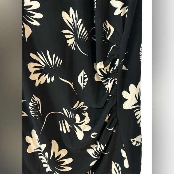 Women’s Lauren Ralph Lauren Top Size 1X  Ruched Short Sleeve Shirt Floral Black - Picture 3 of 4
